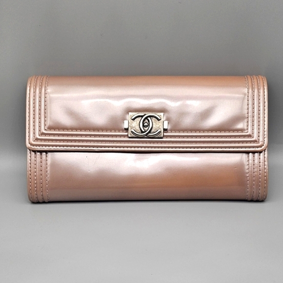 🩷CHANEL Rose Gold Quilted Patent Leather Wallet/Clutch🩷 - Picture 11 of 17